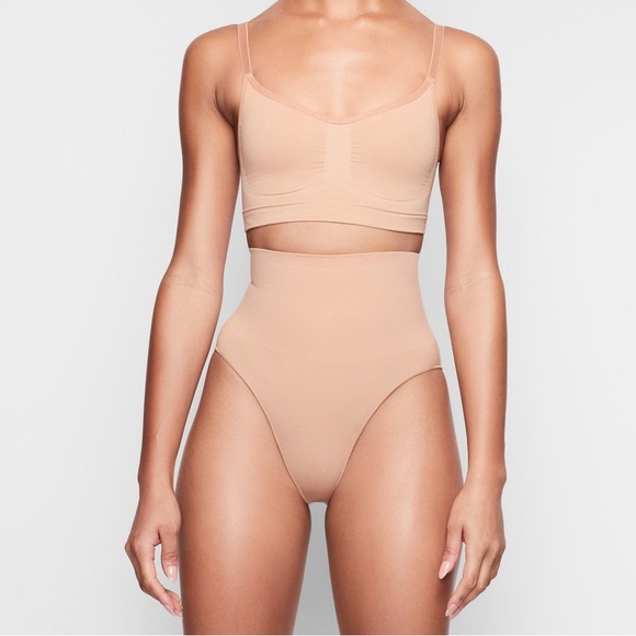 SKIMS SEAMLESS SCULPT BRALETTE - Picture 4 of 6